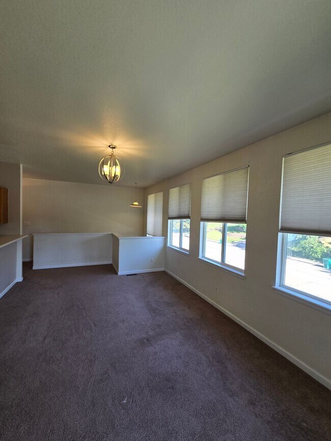 Building Photo - Spacious Townhome with Oversized 2-Car Gar...