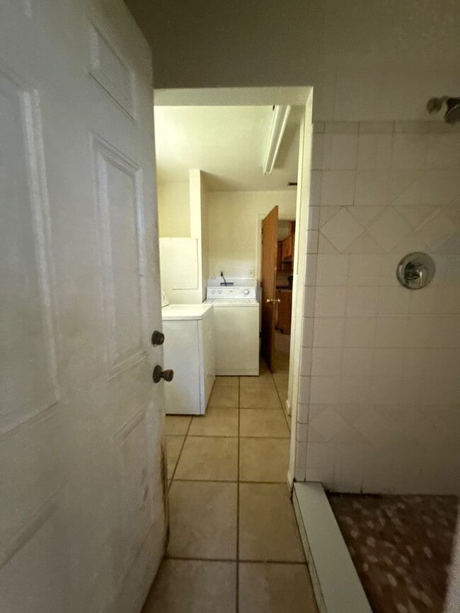 Building Photo - 4 bed/ 2.5 bath home, Walk to the stadium!...