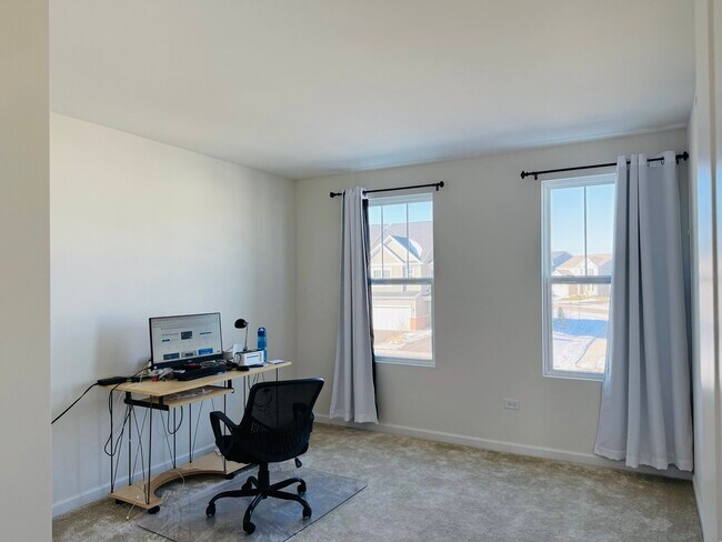 Building Photo - 5963 Hawkweed Dr