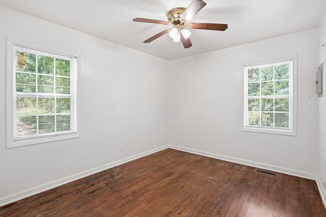 Building Photo - 517 11th Ct W