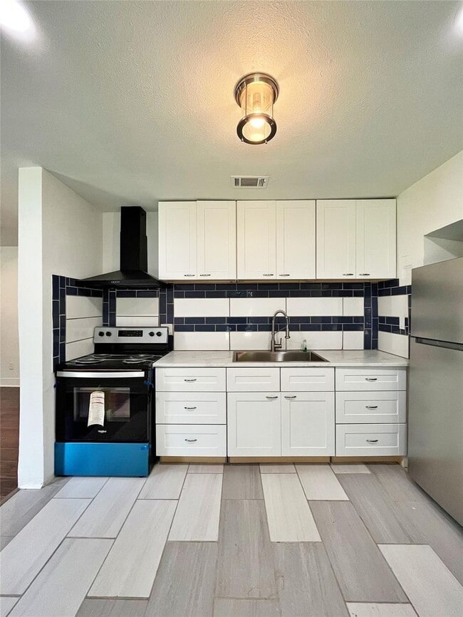 Building Photo - Remodeled 2 Bedroom, 2 Bath Home Reay for New Tenants- Lots of Storage- Near Historic Riverside- ...