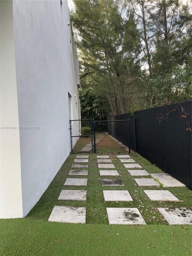 Building Photo - 6855 NW 103rd Ave