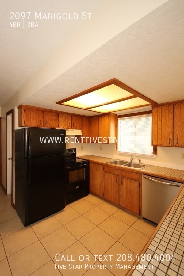 Building Photo - 2097 Marigold St