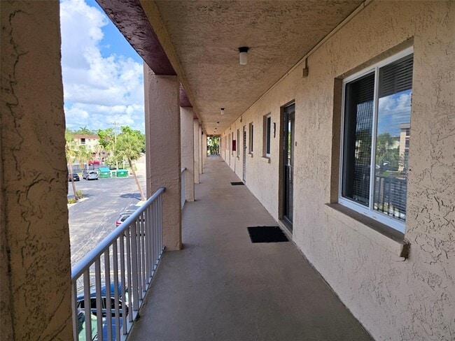 Building Photo - 3917 Lake Bayshore Dr