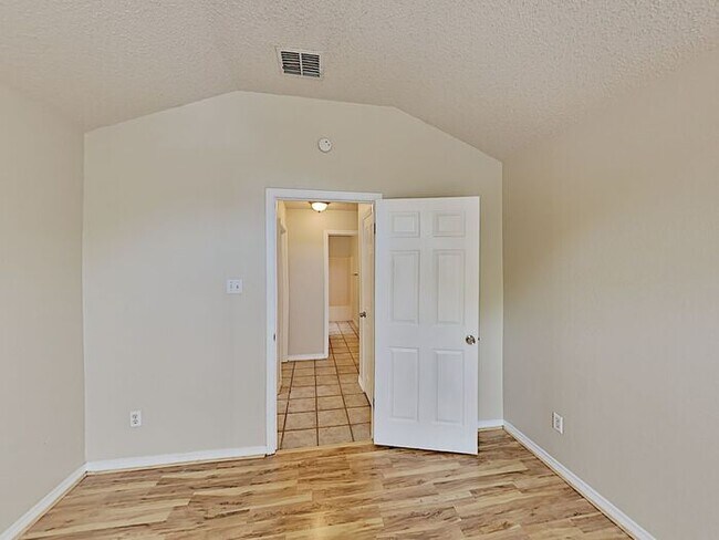 Building Photo - *No App Fee.*1 Month FREE Rent w/move in b...