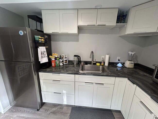 Fully Furnished Kitchenette - 44-135 Bayview Haven Pl