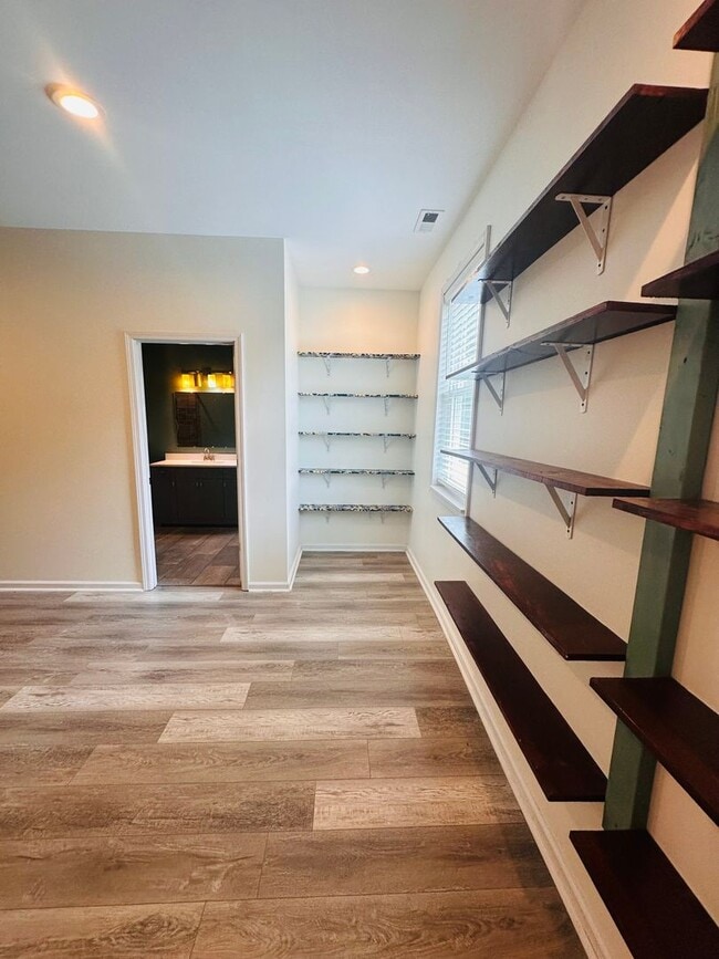 Building Photo - Historic Charm Meets Modern Comfort in Shelby Park