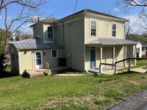 Building Photo - 117 Peyton St