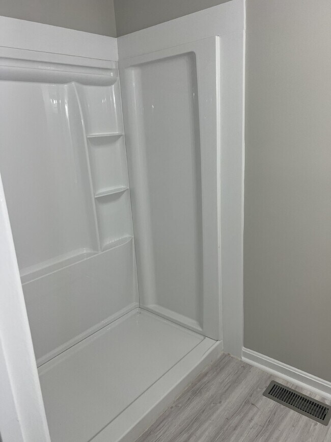 Building Photo - **MOVE-IN SPECIAL** $500 Off of 1st Month's Rent  Charming 3-Bed, 2-Bath Home in Prime Spotsylvan...