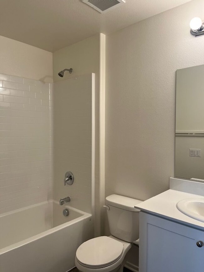 Building Photo - Murrieta Townhome, Downstairs ADA Bed/Bath