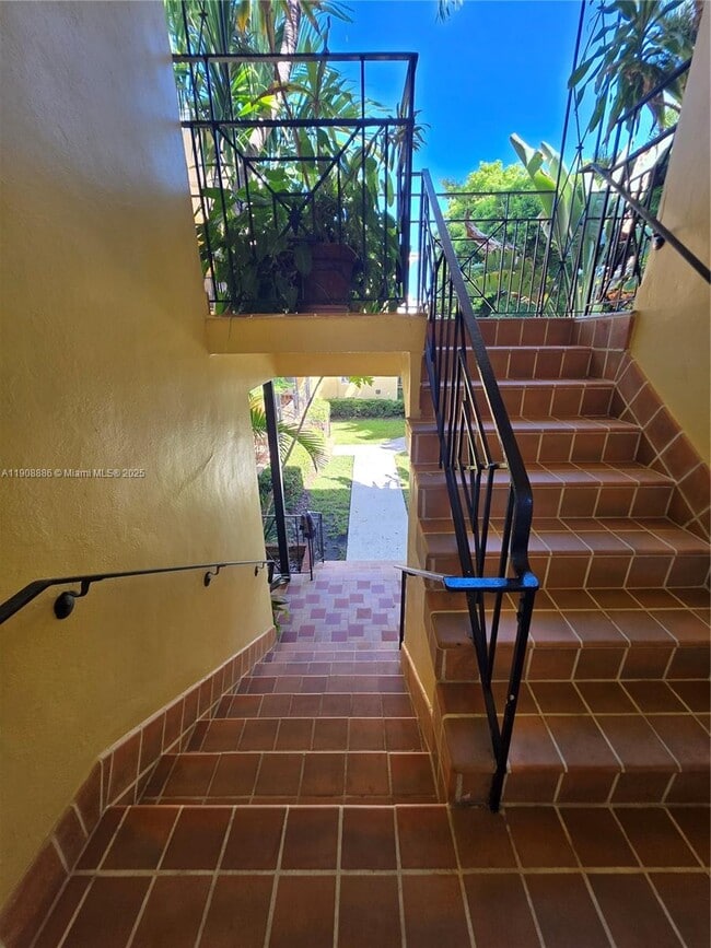 Building Photo - 8024 Harding Ave