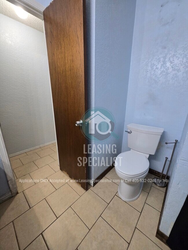 Building Photo - Charming Yukon 3 Bed 2 Bath Home