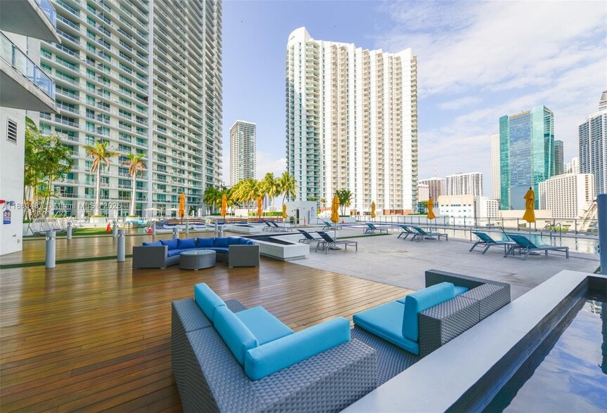 Building Photo - 92 SW 3rd St