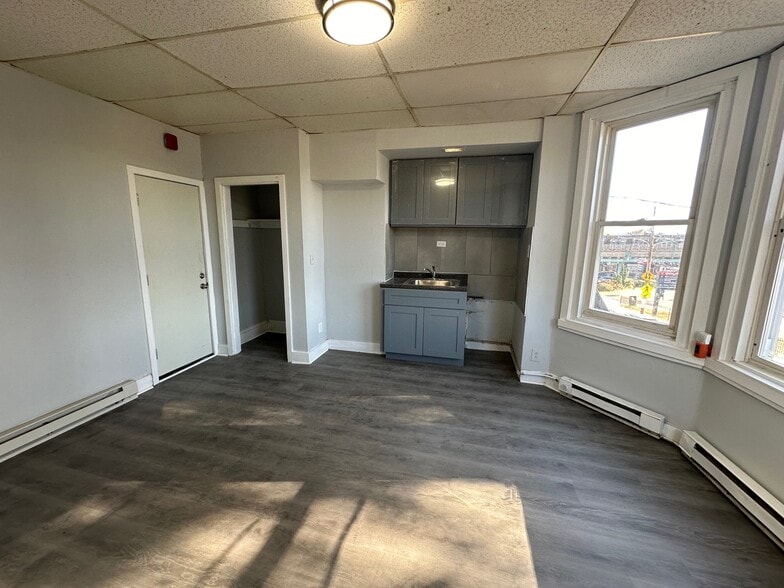 Unit 2F - 1521 Wakeling St