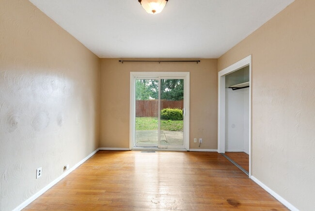 Building Photo - 1411 Custer Ave