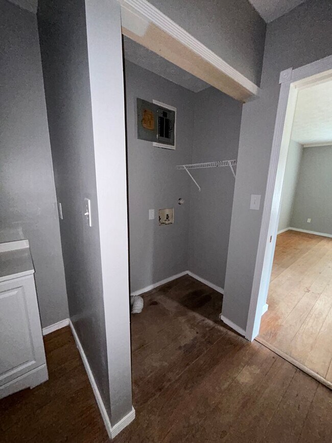 Building Photo - 2920 Lone Oak Rd