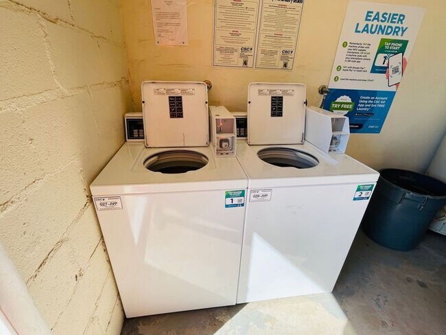 Building Photo - ***MOVE-IN SPECIAL*** Fully Remodeled 2 Be...