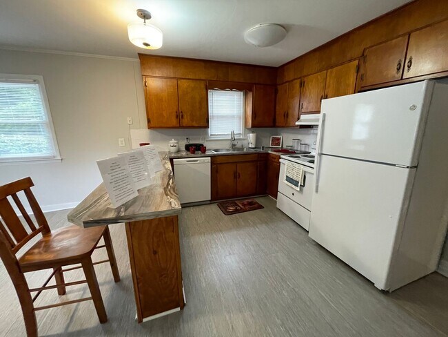 Building Photo - Updated 3 Bedroom- Convenient to Restaurants, Cone Hospital & Wendover Ave