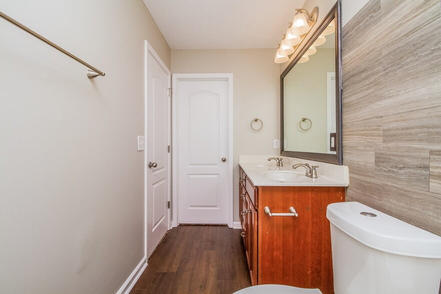 Building Photo - 159 Lyndhurst Dr