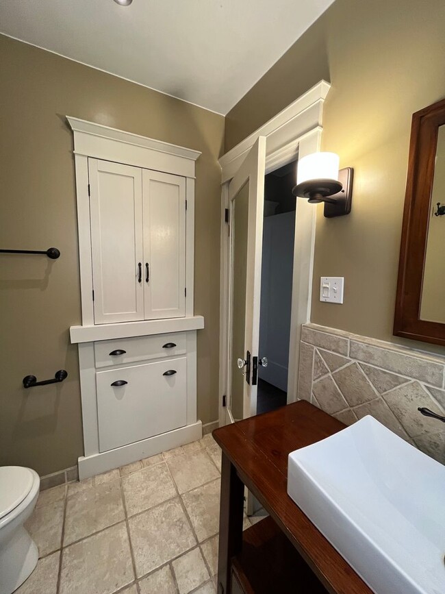 Building Photo - House: 2 Bedroom with office, 2 Bath, Gara...