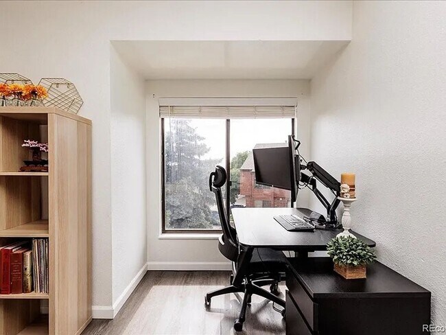 Building Photo - Flexible Condo Living with Loft near Golden!!!