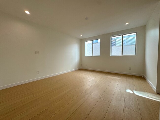 Building Photo - WeHo 1 Bed 1 Bath with W/D in unit, new kitchen, and walk-in closet!