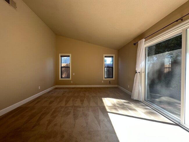 Building Photo - Beautiful 4 Bedroom Single Story For Rent in Gold River!