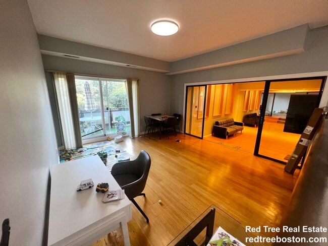 Building Photo - 57 Broadlawn Park