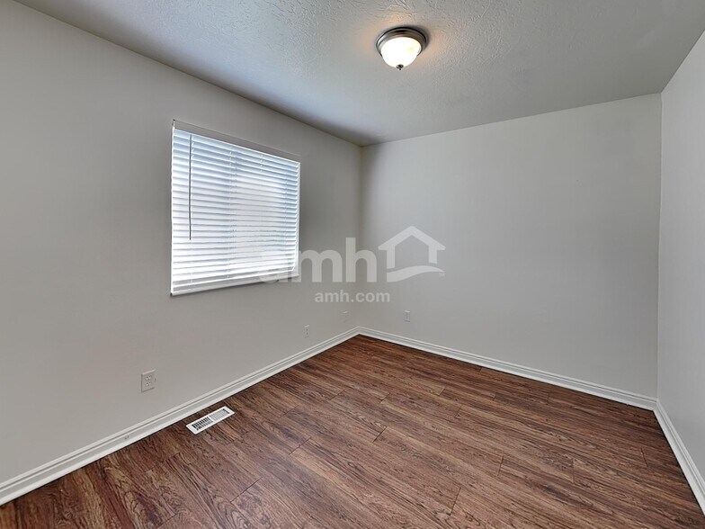 Building Photo - 385 Pommel Dr