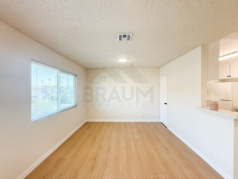 Building Photo - 14801 Delano St
