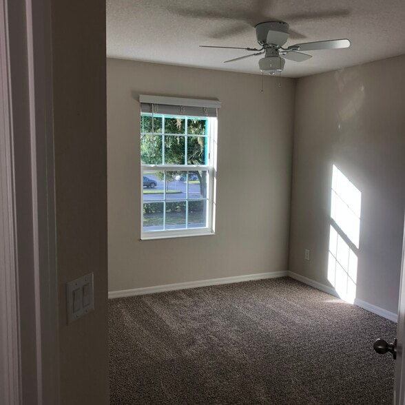 Building Photo - 5815 Oleander Dr