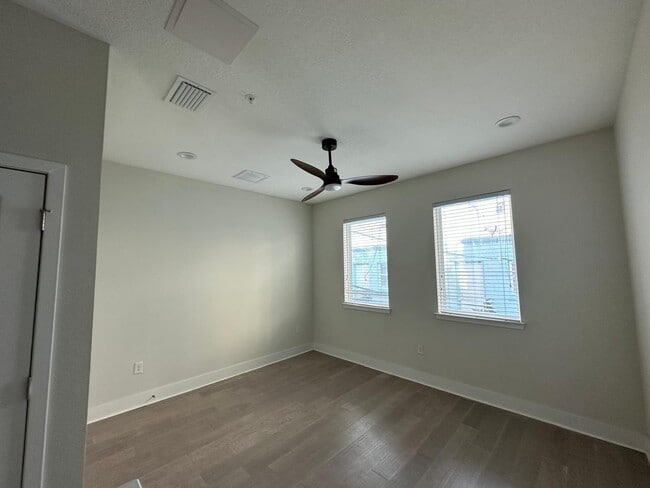 Building Photo - 140-833 Calla Terrace N