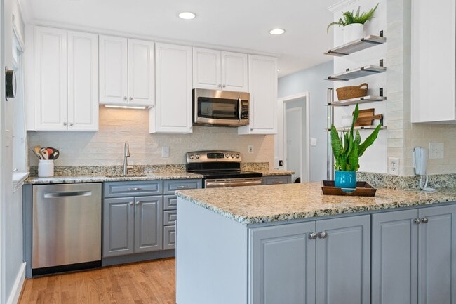 Building Photo - 5191 Linnean Terrace NW