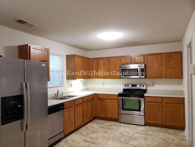 Building Photo - Gorgeous Brick Home with Golf Course / Lake View in Popular Mirror Lake Golf/ Swim / Tennis Subdi...