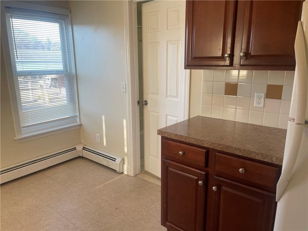 Building Photo - 585 Main St