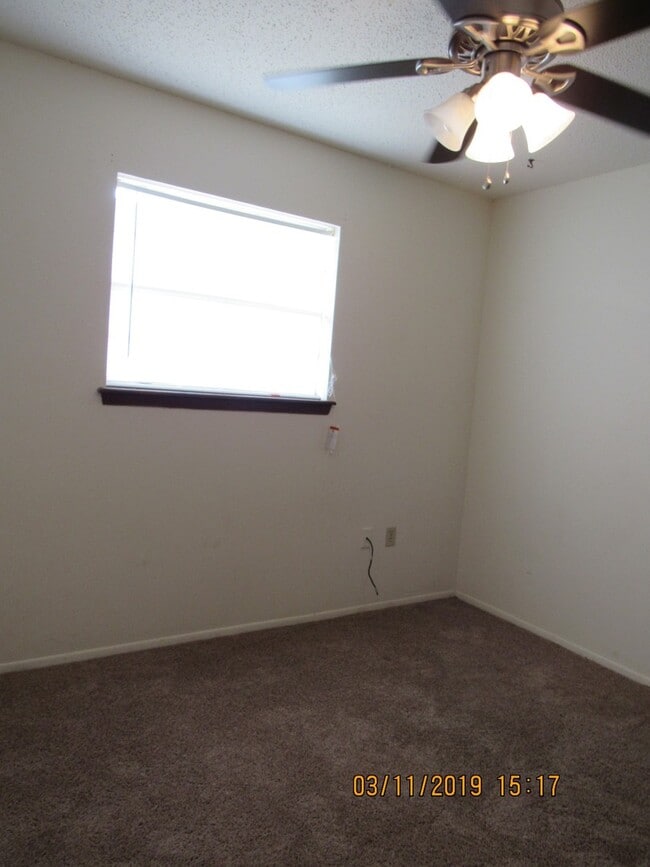 Building Photo - PET FRIENDLY :) Under 20 lbs