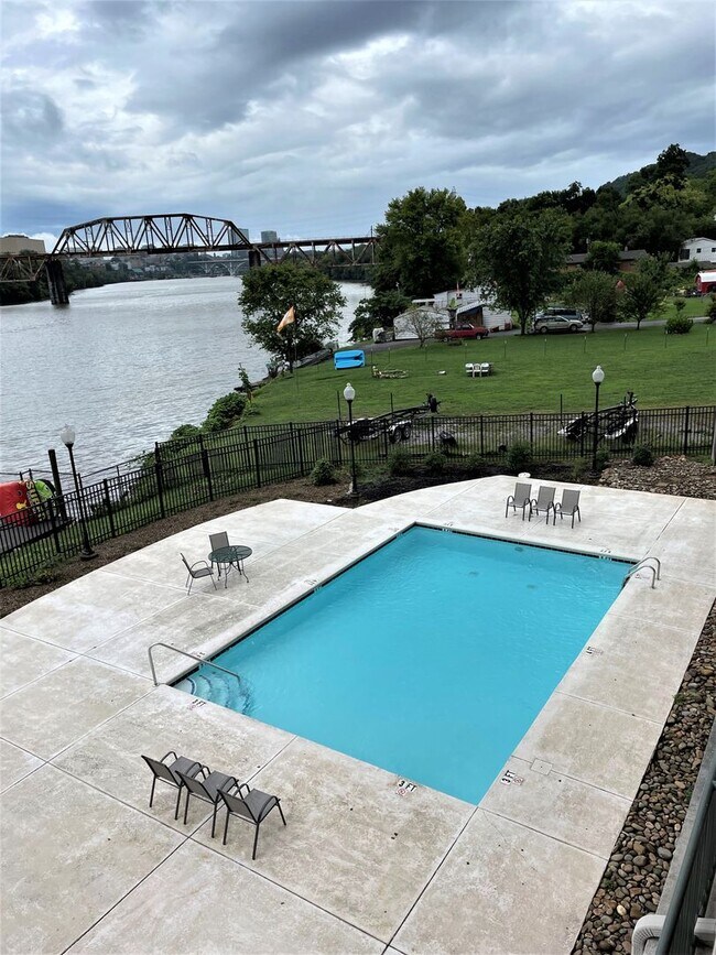 Building Photo - River Towne Condominium Unit 503 - Large condo for rent  3 bedrooms/2 baths.  $2400/month