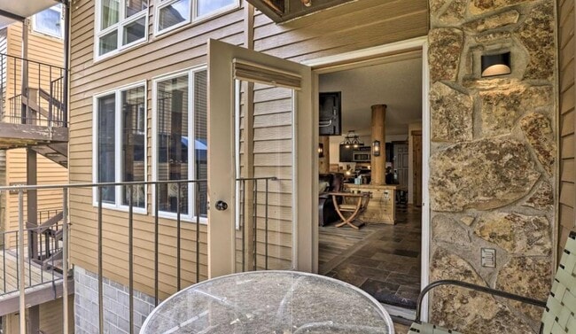 Building Photo - 96 Mountainside Dr