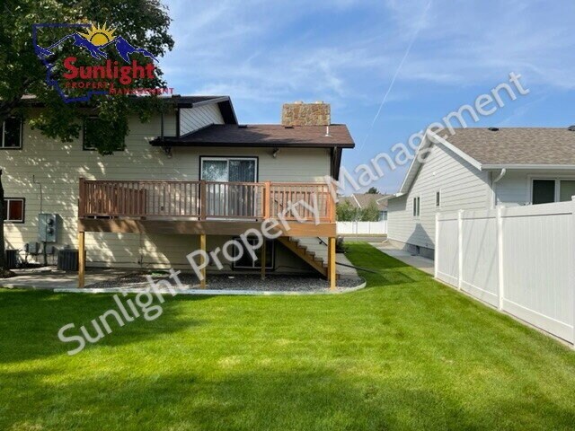 Building Photo - "Spacious 3-Bed, 2-Bath Duplex in Prime Bi...