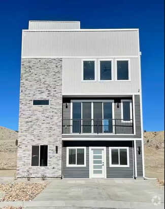 Building Photo - Modern 3-Story House with Rooftop Access
