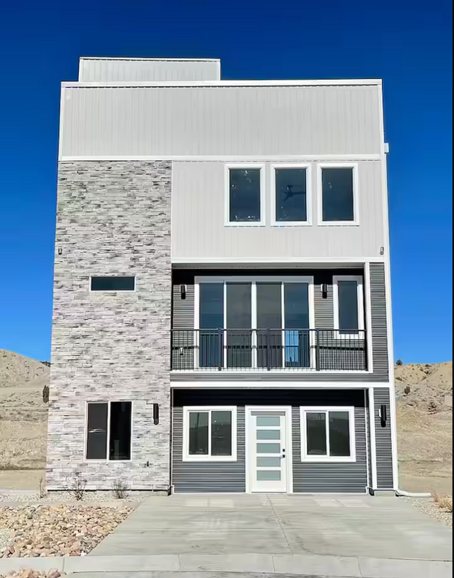 Primary Photo - Modern 3-Story House with Rooftop Access