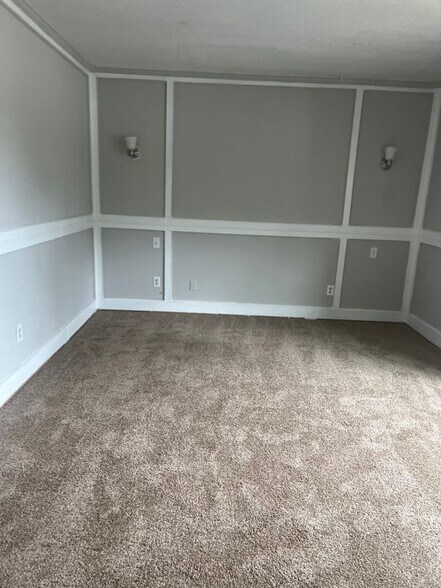 Building Photo - 6067 Regent Manor