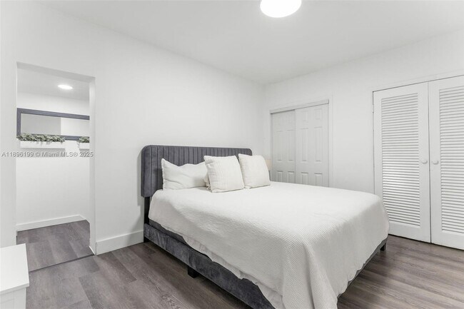 Building Photo - 8220 Hawthorne Ave