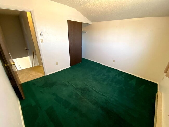 Building Photo - 3 Bedroom, 1.5 Bathroom Townhouse Next to High School and Middle School