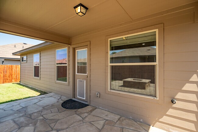 Building Photo - 121 Hematite Ln