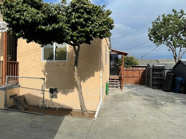 Primary Photo - 5335 Bancroft Ave