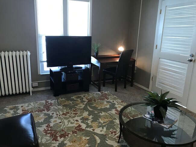 Unit 4 living room - 1607 Hewitt Ave