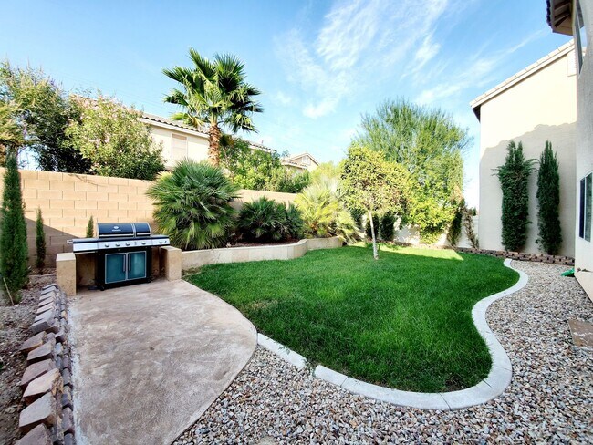Building Photo - SOUTHERN HIGHLANDS! 3BD/2.5BA FURNISHED!