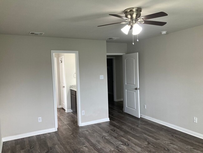 Building Photo - Three-bedroom, Two bath, two car garage Ho...