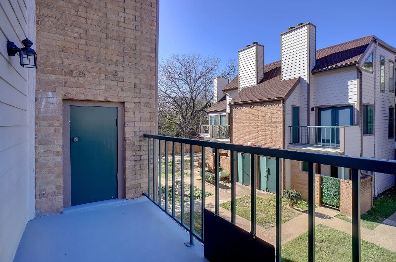 Building Photo - 2300 Balsam Dr